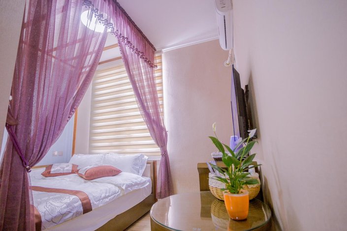 馨兰艺术酒店(成都犀浦地铁站店)