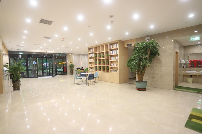青皮树酒店(鹿邑真源大道汽车站明道城店)