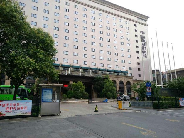 地址:东大街334号日报劳动服务公司家属院(西院)皇城豪门酒店院内