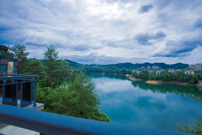 【千岛湖独岛之墅】地址:千岛湖翡翠岛别墅龙鼎7幢101 艺龙旅行网