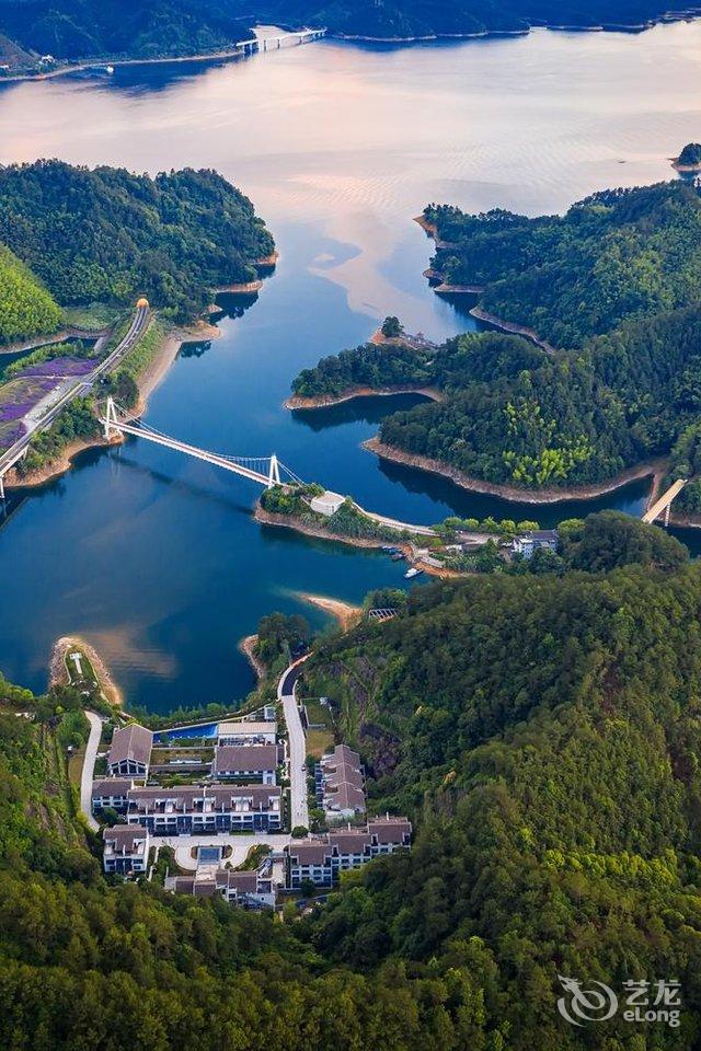 千岛湖祺悦度假村1198起抢2天1晚私密泳池大床套含3餐套餐<恒温泳池大床套房+2大1小早中晚餐+进闲湾游船双人票>