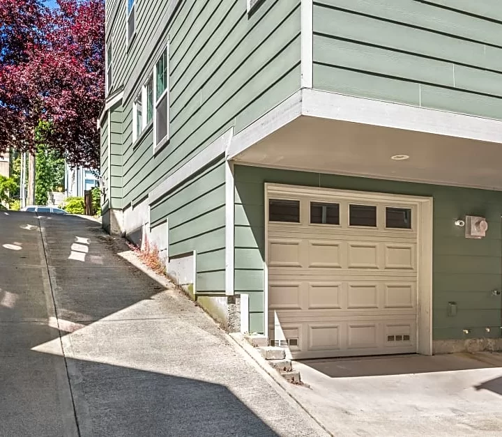 Seattle Vacation Home: The Great Wall