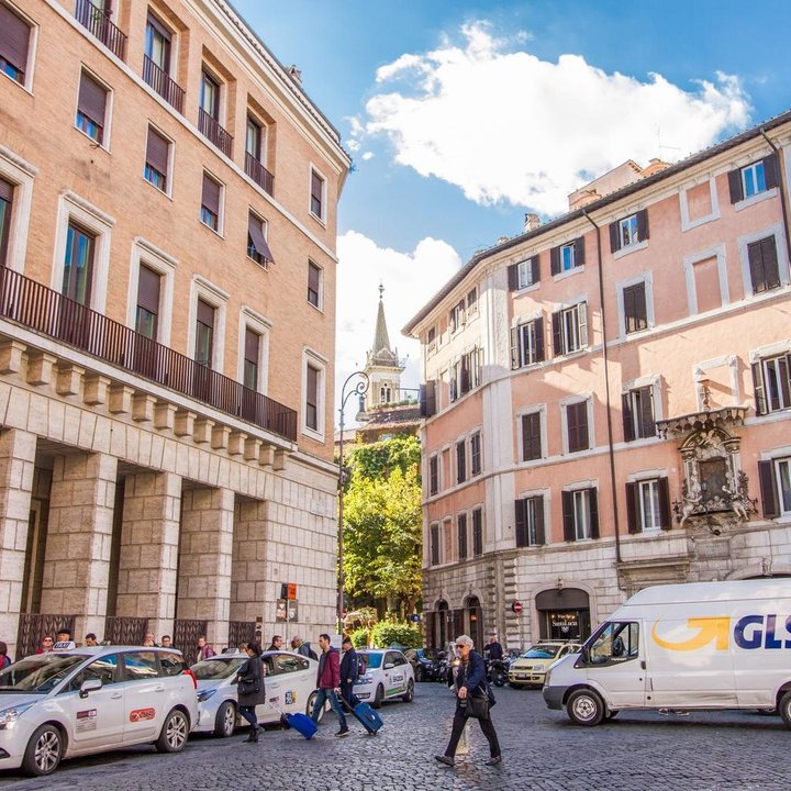 羅馬納沃納利弗旅館