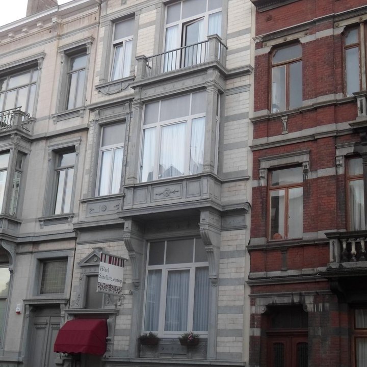 Hotel Satellite