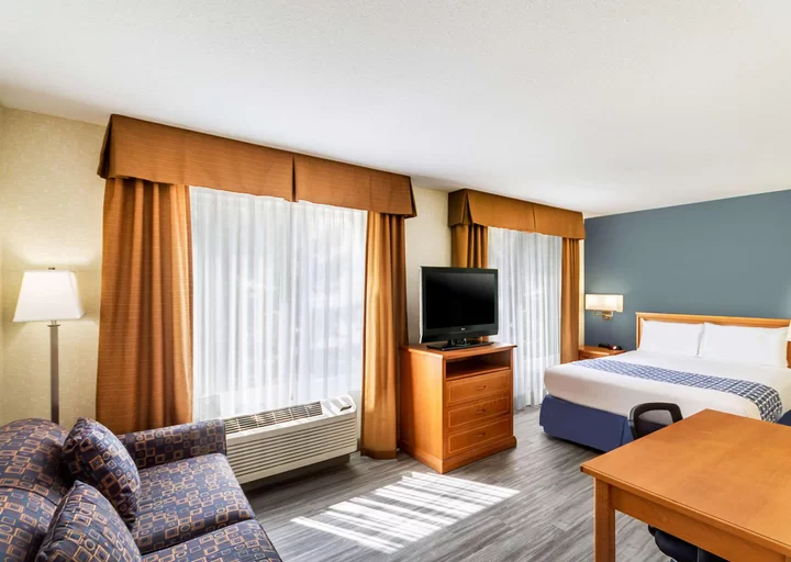 Econo Lodge Inn & Suites University