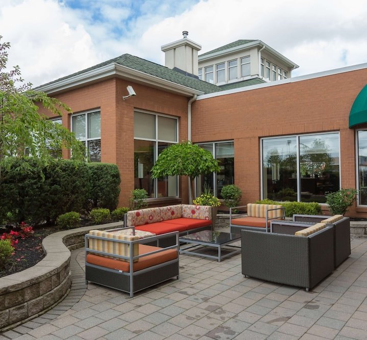 水牛城機場希爾頓花園酒店