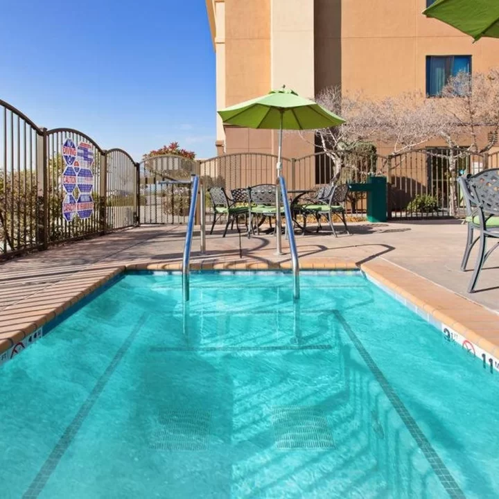 奧克蘭機場阿拉梅達歡朋套房酒店