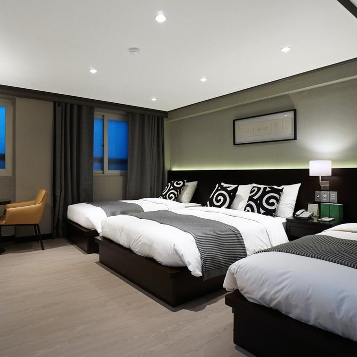 Insadong Crown Hotel