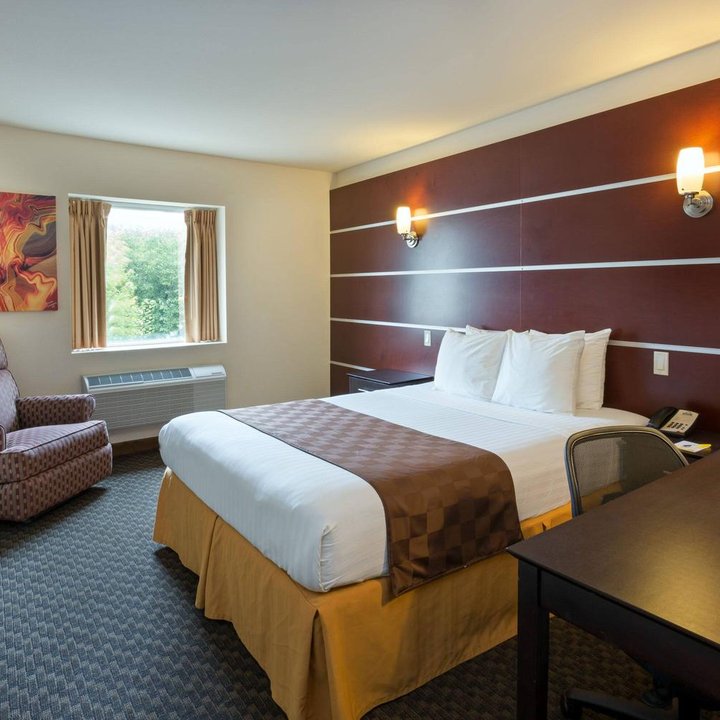 Days Inn & Suites by Wyndham Milwaukee