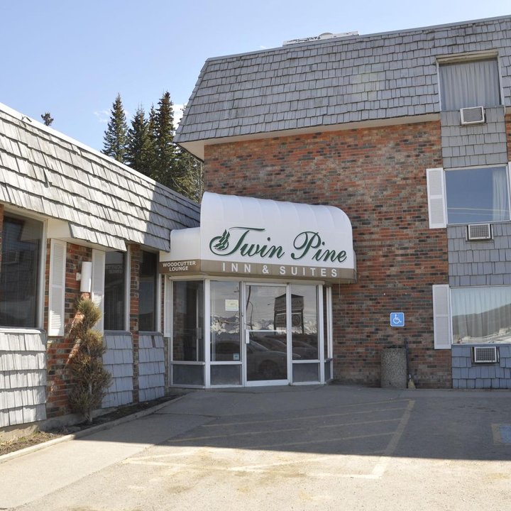 Twin Pine Inn & Suites