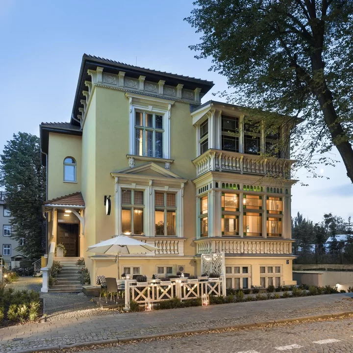 茵普萊思雅酒店