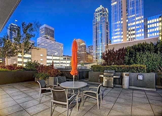 Newmark Tower Seattle Escape Suite - Two Bedroom Apartment with Balcon