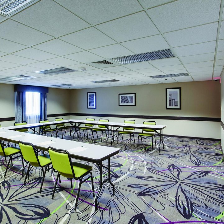 底特律都會機場拉昆塔溫德姆套房酒店