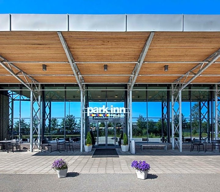 Park Inn by Radisson Oslo Airport Hotel West