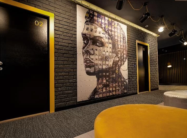 Maccani Black Luxury Suites