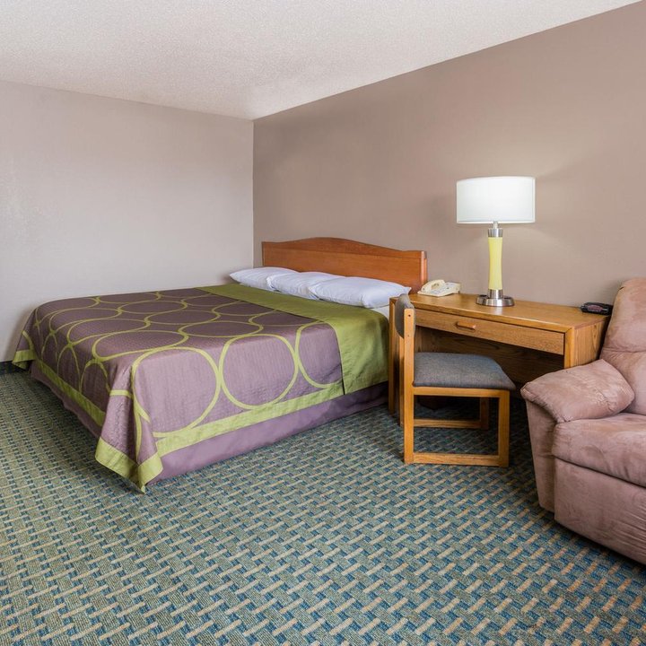 Super 8 by Wyndham St. Charles