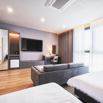 The Land Hotel Hayang Branch