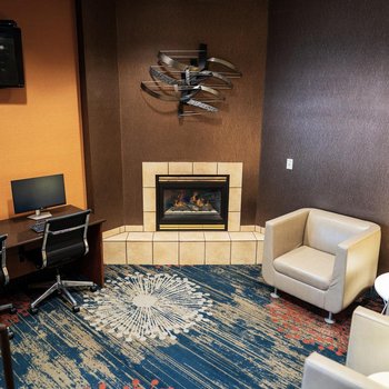 米德瓦利水晶套房酒店