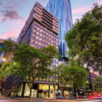 Brady Apartment Hotel Hardware Lane