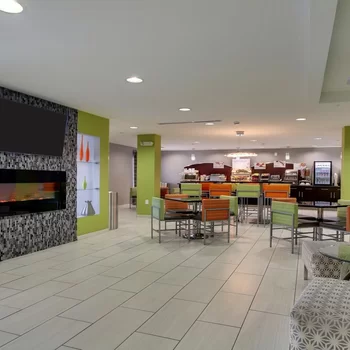 傑克遜市中心體育館智選假日套房酒店