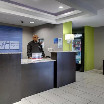 傑克遜市中心體育館智選假日套房酒店