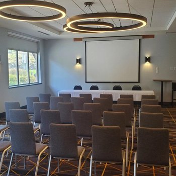 Holiday Inn Victoria – Elk Lake