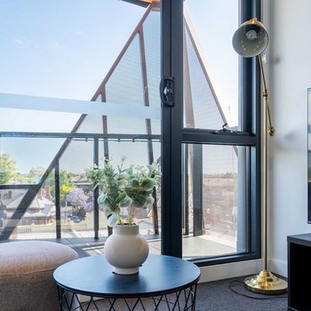 Modern 2B Apt with Views Near Swinburne University