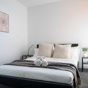 Modern 2B Apt with Views Near Swinburne University