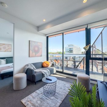Modern 2B Apt with Views Near Swinburne University