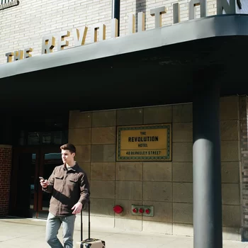 革命酒店