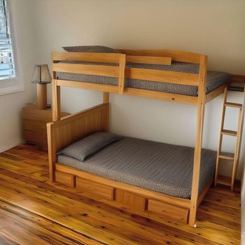 Cheerful 4 Bedroom with free Parking