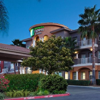 Holiday Inn Express & Suites Corona