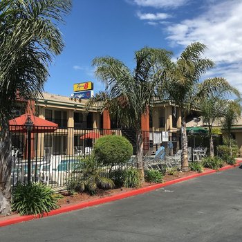 Super 8 by Wyndham Salinas