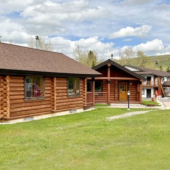 Beartooth Hideaway Inn & Cabins