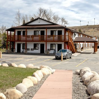 Beartooth Hideaway Inn & Cabins