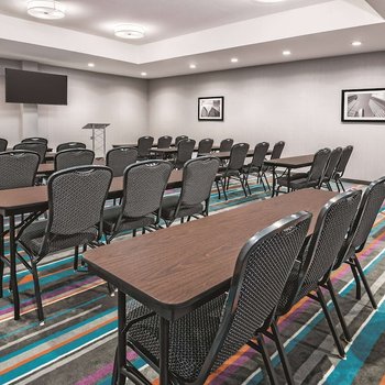 La Quinta Inn & Suites by Wyndham Dallas Grand Prairie North