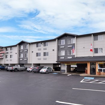 Clackamas Inn and Suites