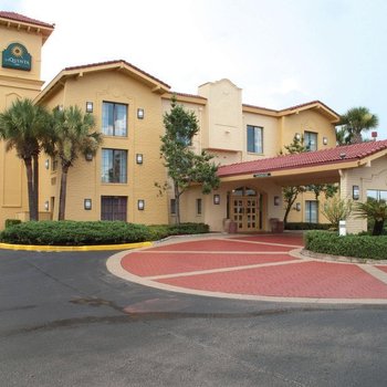 La Quinta Inn & Suites by Wyndham Orlando Airport North