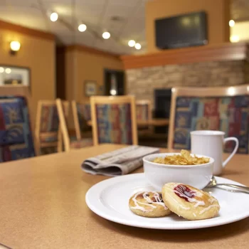 Econo Lodge Inn & Suites University