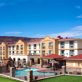 莫阿布智選假日套房酒店