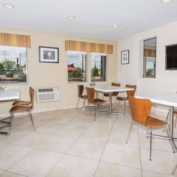 蒙特羅斯溫德姆速8酒店