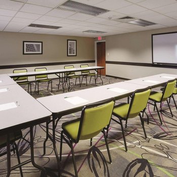 底特律都會機場拉昆塔溫德姆套房酒店