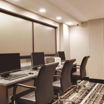 La Quinta Inn & Suites by Wyndham Detroit Metro Airport