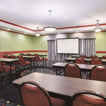 La Quinta Inn & Suites by Wyndham Dallas - Hutchins