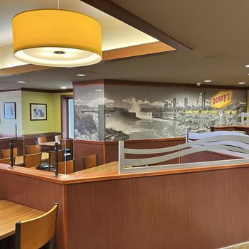 Howard Johnson Plaza by Wyndham by the Falls / Niagara Falls