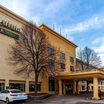 La Quinta Inn & Suites by Wyndham Milwaukee Bayshore Area