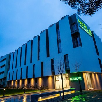 波多機場 3K 酒店