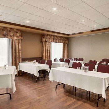 Days Inn by Wyndham Levis