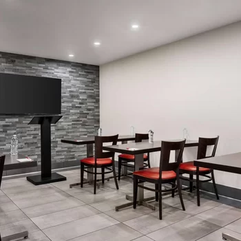 安納海母會議中心溫德姆華美達酒店