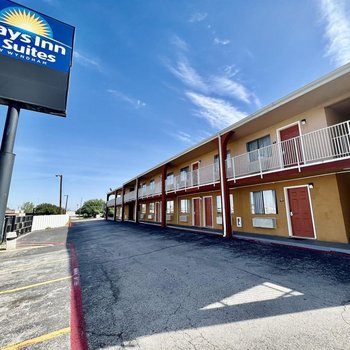 Days Inn & Suites by Wyndham Arlington Near Six Flags